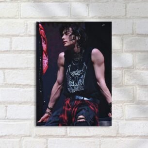 Quadro Decorativo Hyunjin Camiseta Preta Correntes