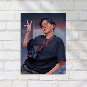 Quadro Decorativo J Hope Oculos Mao Victoria